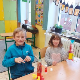 Děti z 2.B pomáhají předškolákům s výrobou slepiček | 