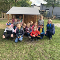 ŠD podzimní hry a zpívání na školní zahradě