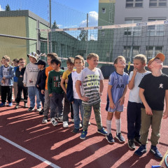 ŠD podzimní hry a zpívání na školní zahradě