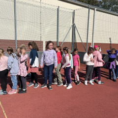 ŠD podzimní hry a zpívání na školní zahradě