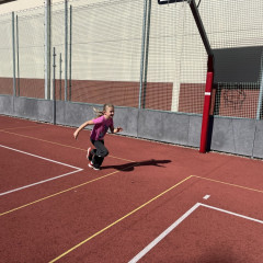 ŠD podzimní hry a zpívání na školní zahradě