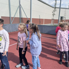 ŠD podzimní hry a zpívání na školní zahradě