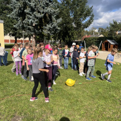ŠD podzimní hry a zpívání na školní zahradě