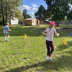 ŠD podzimní hry a zpívání na školní zahradě