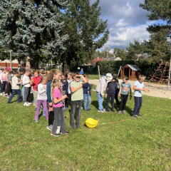 ŠD podzimní hry a zpívání na školní zahradě