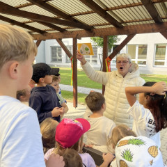 ŠD podzimní hry a zpívání na školní zahradě