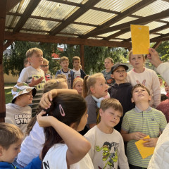 ŠD podzimní hry a zpívání na školní zahradě