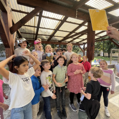 ŠD podzimní hry a zpívání na školní zahradě