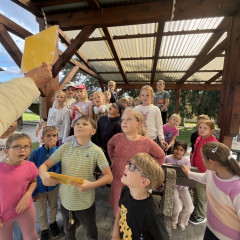 ŠD podzimní hry a zpívání na školní zahradě