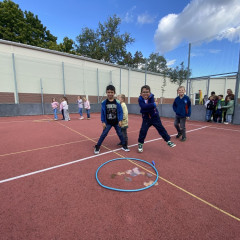 ŠD podzimní hry a zpívání na školní zahradě