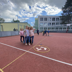 ŠD podzimní hry a zpívání na školní zahradě