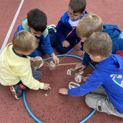 ŠD podzimní hry a zpívání na školní zahradě