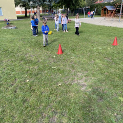 ŠD podzimní hry a zpívání na školní zahradě