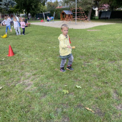ŠD podzimní hry a zpívání na školní zahradě