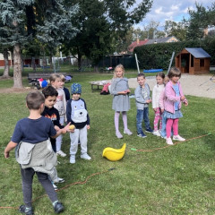 ŠD podzimní hry a zpívání na školní zahradě
