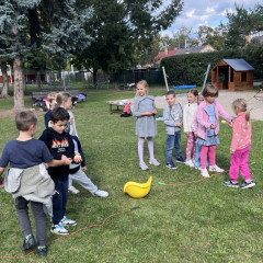 ŠD podzimní hry a zpívání na školní zahradě