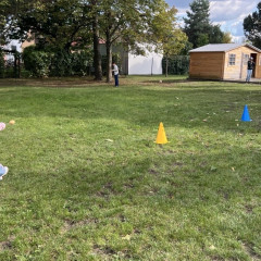 ŠD podzimní hry a zpívání na školní zahradě