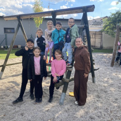 ŠD podzimní hry a zpívání na školní zahradě