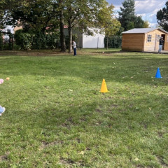 ŠD podzimní hry a zpívání na školní zahradě