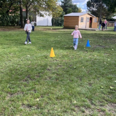 ŠD podzimní hry a zpívání na školní zahradě