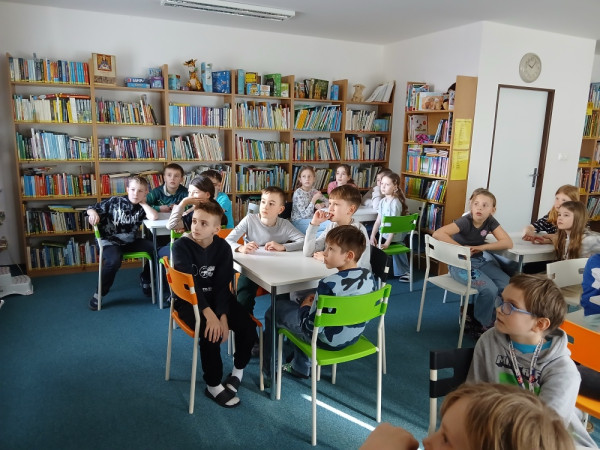 V KNIHOVNĚ S POSEROUTKOU